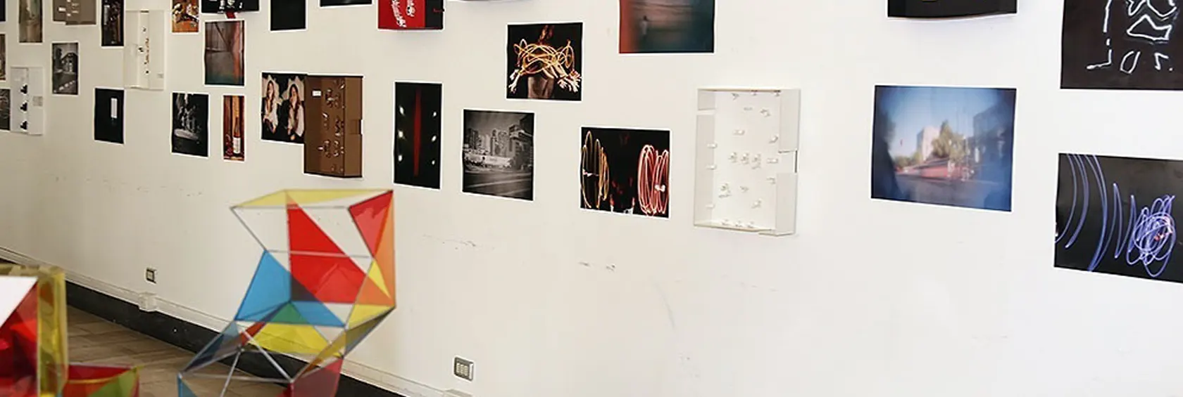Exposición artísitica con muchas piezas de arte.